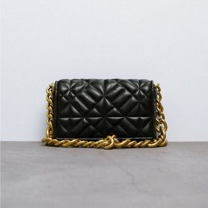 Quilted chain strap shoulder bag